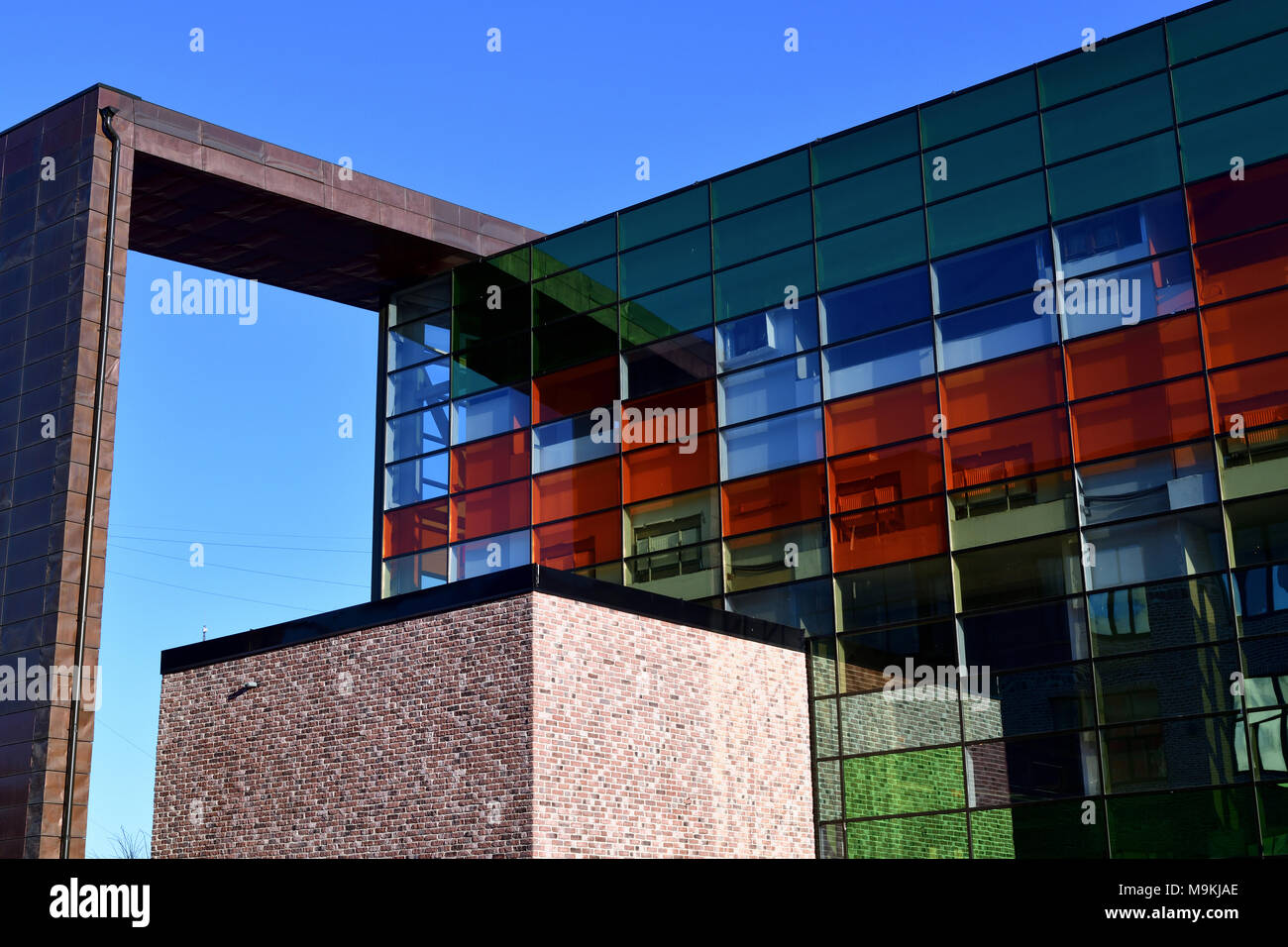 Fragment der Architektur mit farbigem Glas Stockfoto