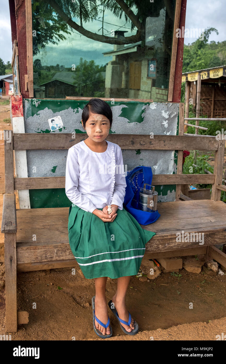 Ju Ju ein 12 Jahre altes Mädchen, wartet auf Sie ein Bus zur Schule bringen. Möchte sie ihre Bildung und Studium, ein Doktor zu sein. Tonne Hone Brücke. Stockfoto