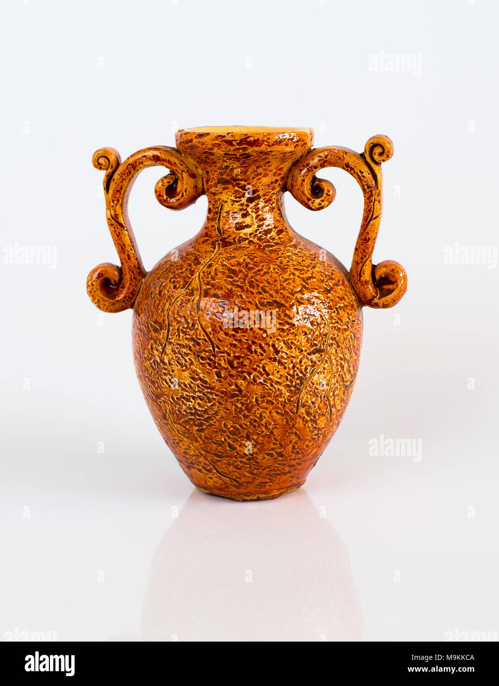 Antike Vase im griechischen Stil auf hellen Hintergrund. Stockfoto