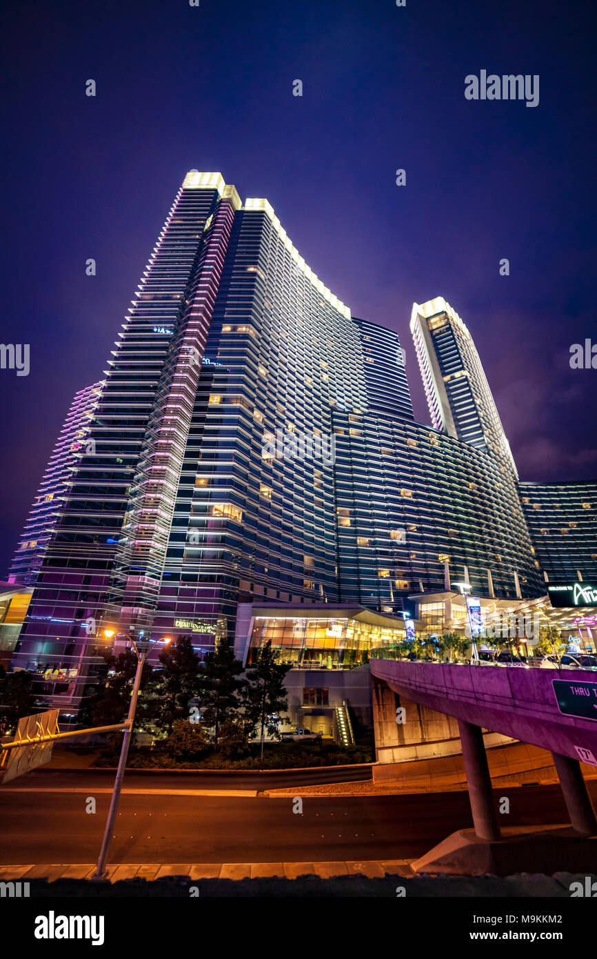 Suchen auf der der Aria Resort & Casino von West Harmond Ave bei Nacht, Las Vegas, Navarda, USA. Stockfoto