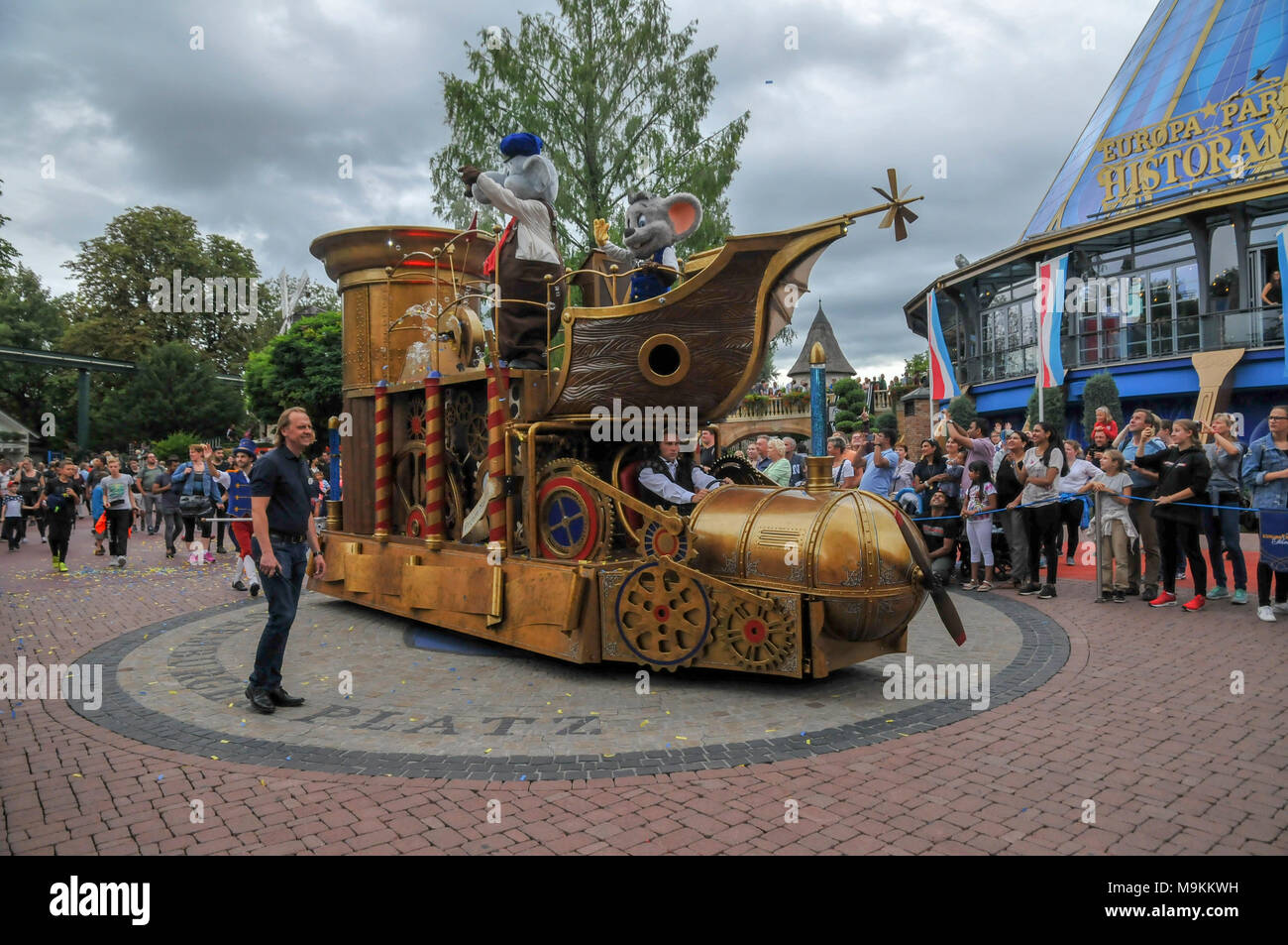 Die Parade der Europa-Park ist der größte Freizeitpark in Deutschland. ist Rost zwischen Freiburg und Straßburg, Frankreich. Stockfoto