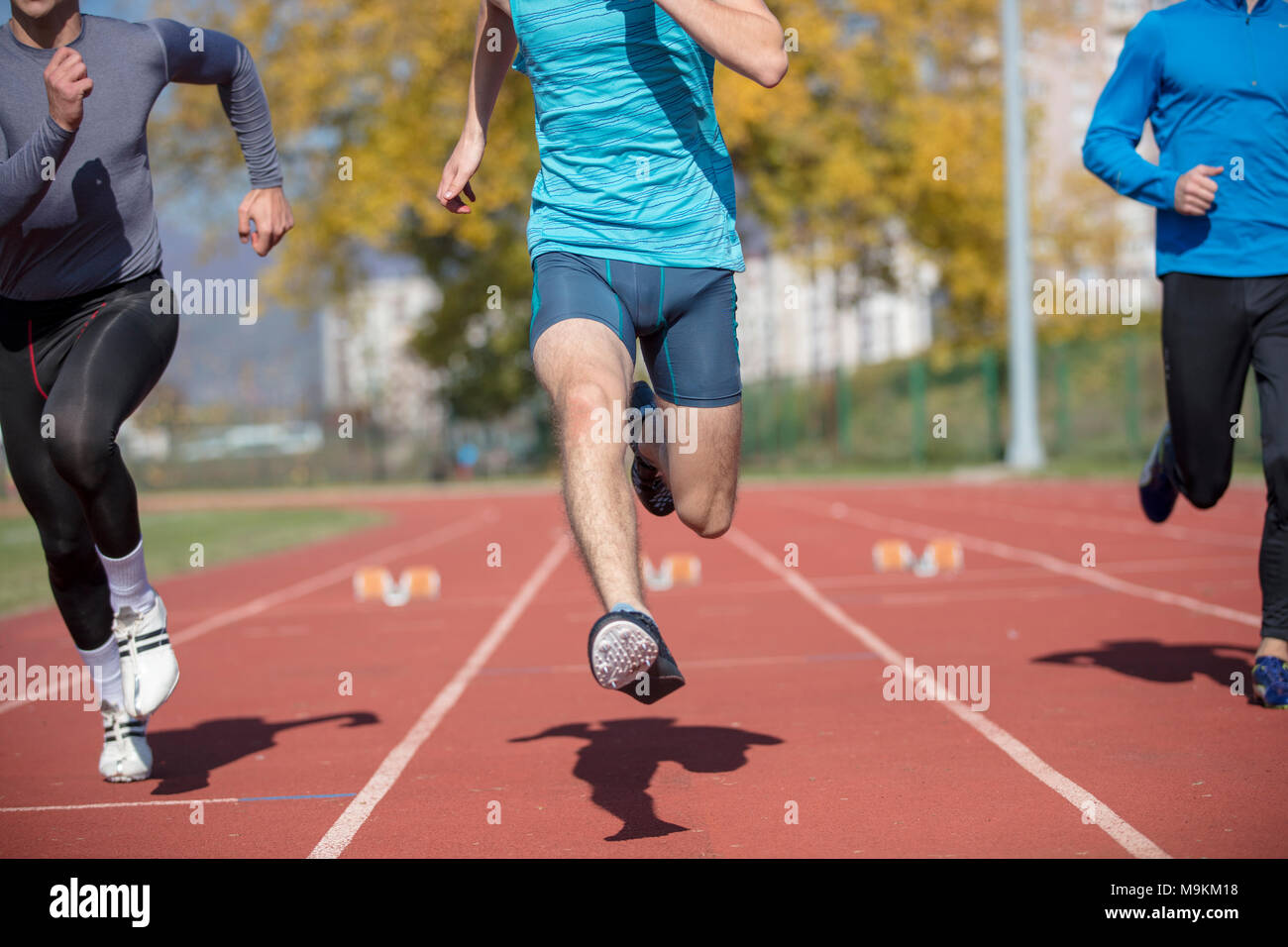 Sportler beim Sprint Startlinie in der Leichtathletik Stockfoto
