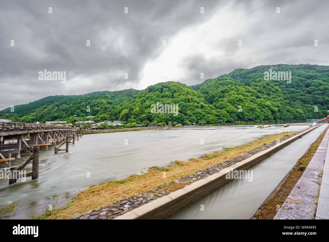 Katsura Fluss und Togetsukyo Bridge in Arashiyama, Kyoto, Japan. Stockfoto