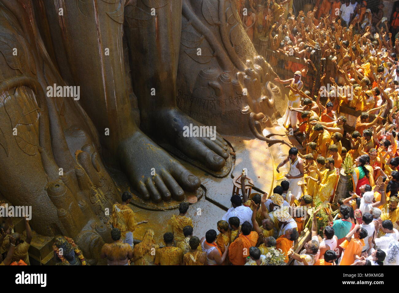 Mahamastakabhisheka Festival - die Salbung des Bahubali Gommateshwara Statue bei Shravanabelagola in Karnataka, Indien. Es ist eine wichtige Stockfoto