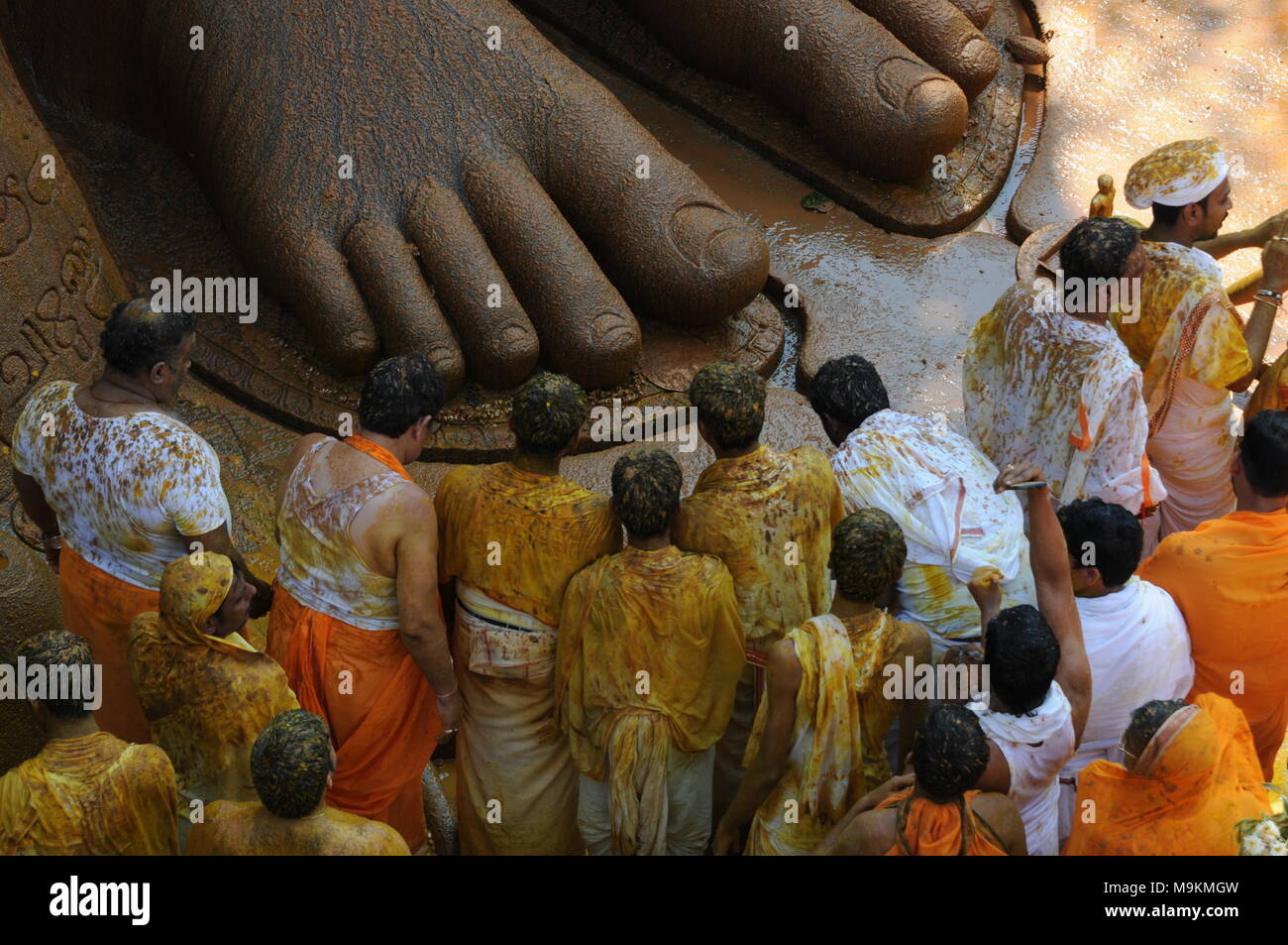 Mahamastakabhisheka Festival - die Salbung des Bahubali Gommateshwara Statue bei Shravanabelagola in Karnataka, Indien. Es ist eine wichtige Stockfoto