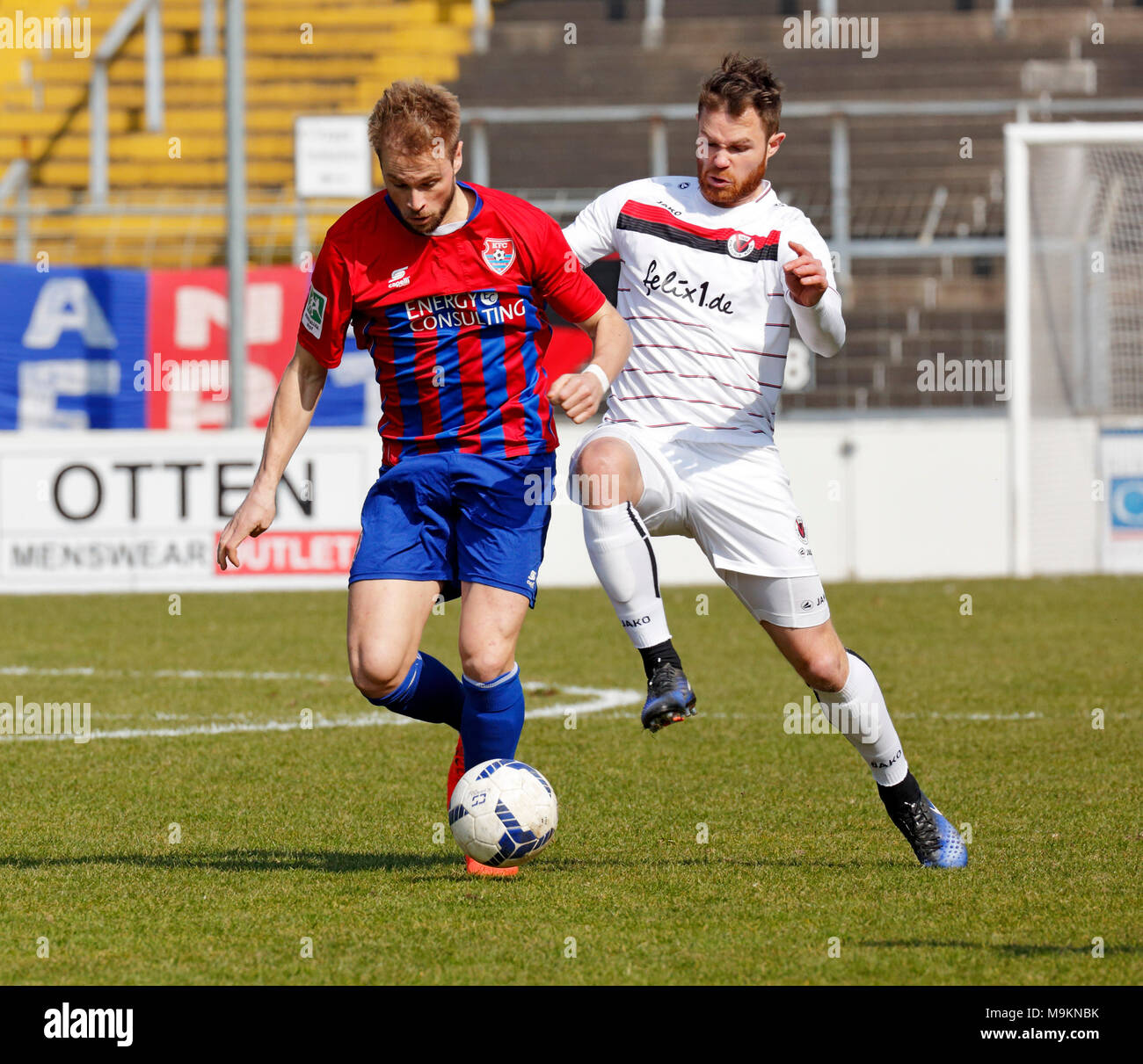 Sport, Fußball, Regionalliga West, 2017/2018, grotenburg Stadion in Krefeld-Bockum, KFC Uerdingen 05 vs FC Viktoria Köln 1904 1:1, Szene des Spiels, Maximilian Beister (Uerdingen) links und Tobias Mueller (Koeln) Stockfoto