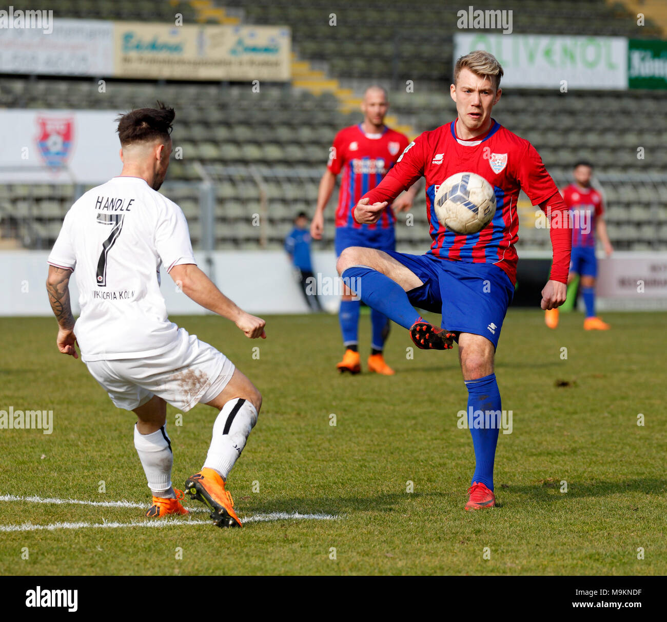 Sport, Fußball, Regionalliga West, 2017/2018, grotenburg Stadion in Krefeld-Bockum, KFC Uerdingen 05 vs FC Viktoria Köln 1904 1:1, Szene des Spiels, Connor Krempicki (Uerdingen) Recht und Simon Griff (Koeln) Stockfoto