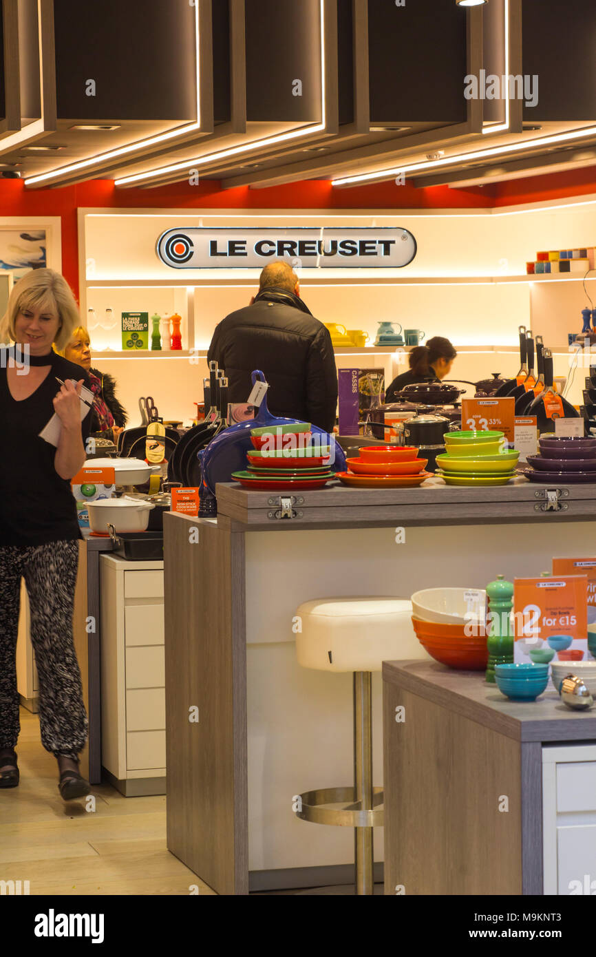 16. März 2018 Die beleuchteten Innenraum des Le Creuset Shop an Irlands renommierten Kildare Village Einzelhandelsgeschäft Stockfoto