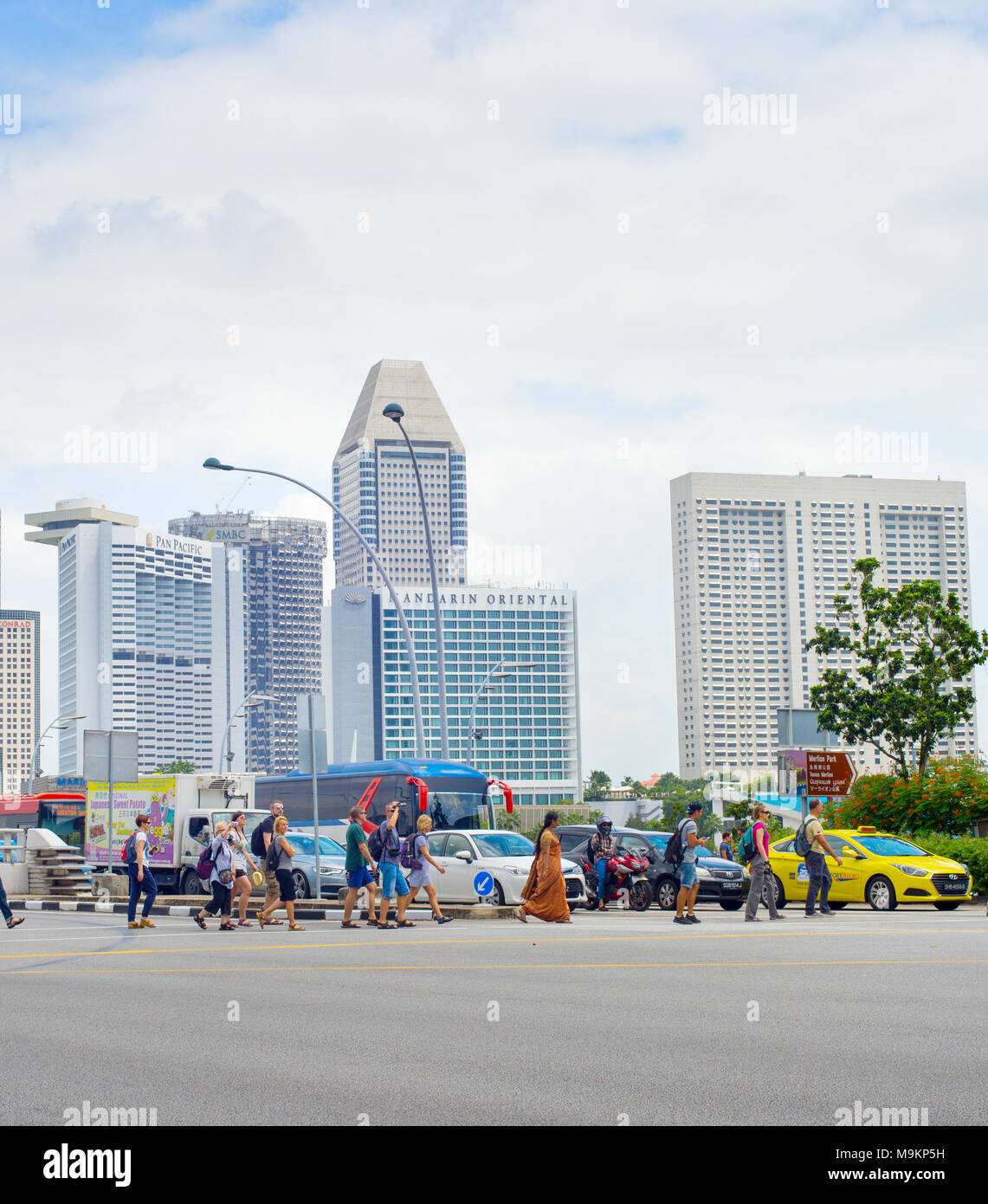 Singapur - Jan 14, 2017: Überqueren der Straße in Singapur. Singapur ist ein globaler Handel, Finanzen und Transport Hub Stockfoto