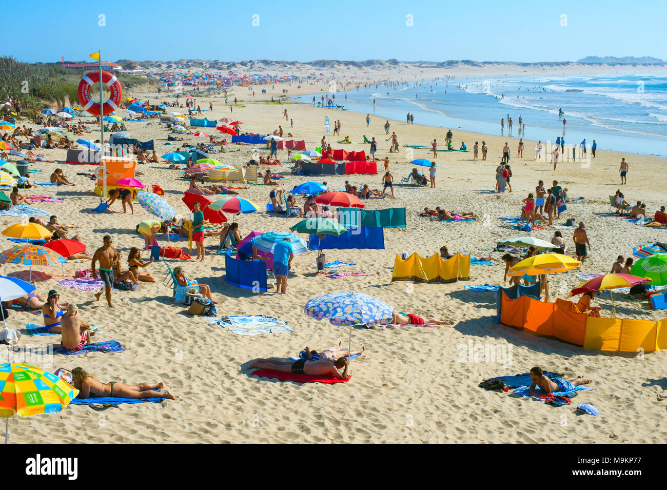 BALEAL, PORTUGAL - 11.August 2017: Menschen Ruhe am Strand. Portugal ist ein Reiseziel für den wunderschönen Strände. Stockfoto