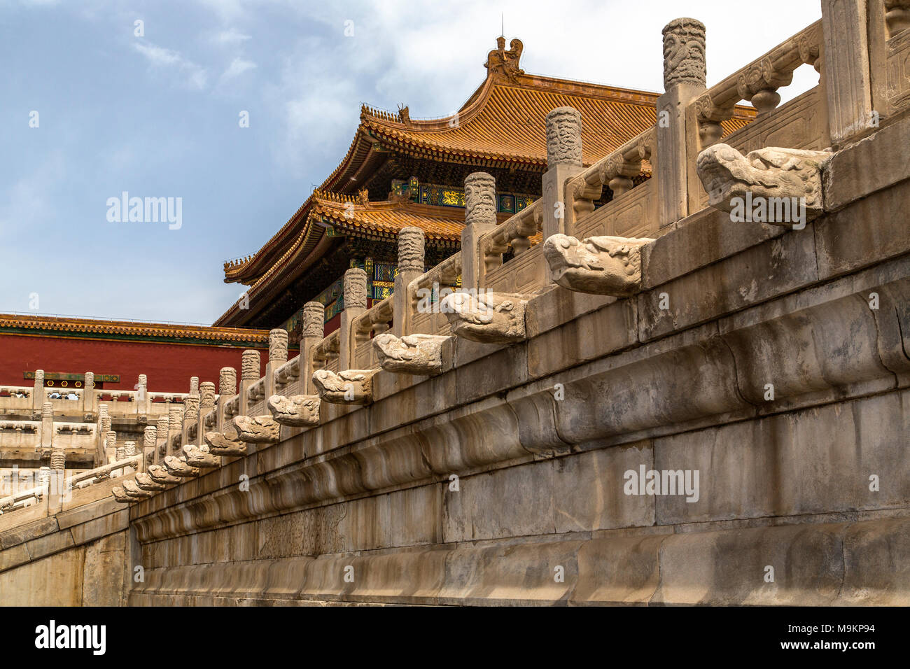 Geschnitzte Drachenköpfe ein Wasser Abflußkanal in die Verbotene Stadt, Beijing, China Stockfoto