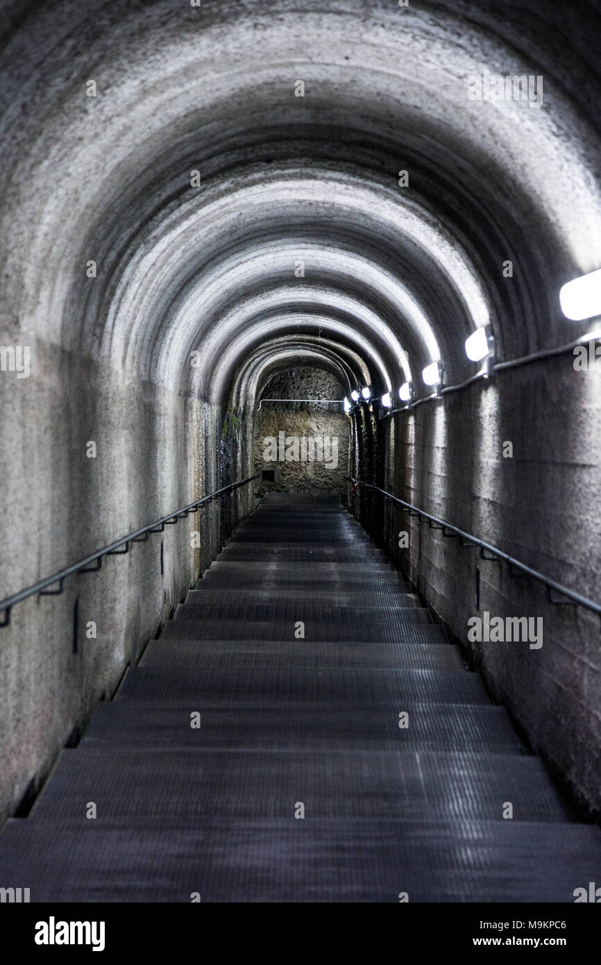 Gewölbt, dunklen Tunnel mit Lampen beleuchtet Stockfoto