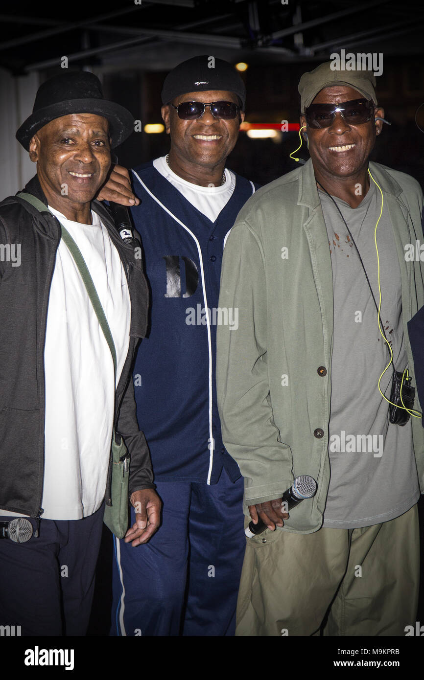 **** Datei Fotos ** die reale Sache star EDDY AMOO gestorben ist im Alter von 73 Jahren. Sie sind für mich alles Sänger plötzlich in Australien starb Anfang dieser Woche (Beg 19 Feb 18). Amoo begann seine Karriere in den 1960er Jahren mit merseybeat Band singt, waren kurz, Manager der Beatles svengali Brian Epstein. Später wechselte er seinen Bruder Chris in die reale Sache, wer war der erste schwarze Britische Band einer in Großbritannien die Nummer eins Single 1976 zu haben. Den Song, den Sie mir sind Alles, auch die Nummer fünf ein Jahrzehnt später erreicht. Weitere Hits der Gruppe kann nicht ohne Sie, die Liebe so eine wunderbare Thi Stockfoto