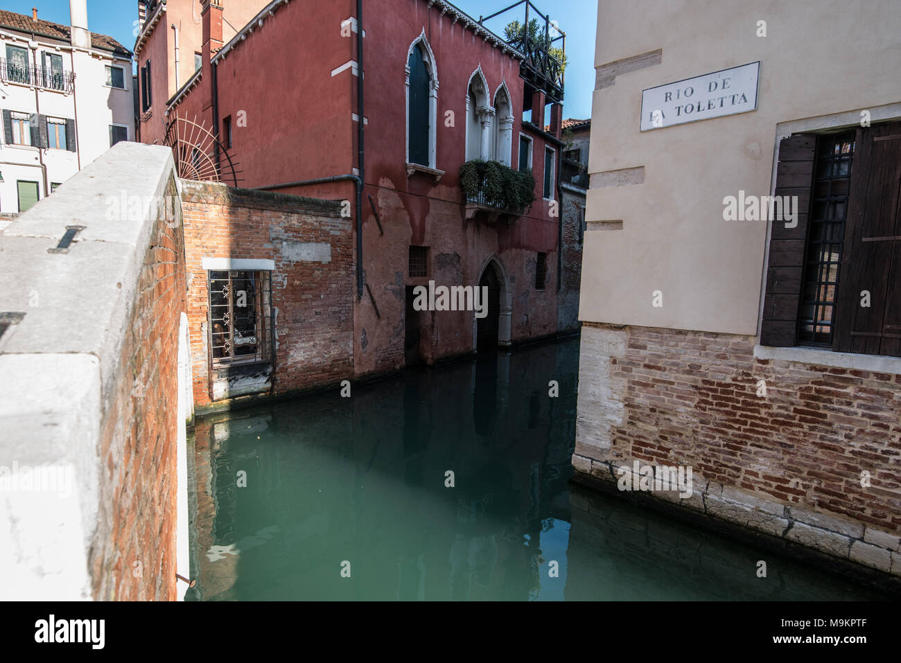 Italien, Venedig - ganz normaler Tag in Venedig, Italien mit Kanälen und Gondeln rund um die Stadt Stockfoto