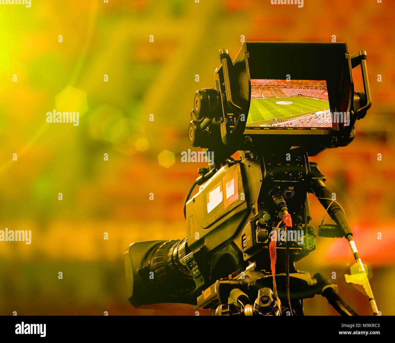 LCD-Anzeige auf einem High Definition-TV-Kamera mit Sonne und Lens Flares. Getönt. Stockfoto