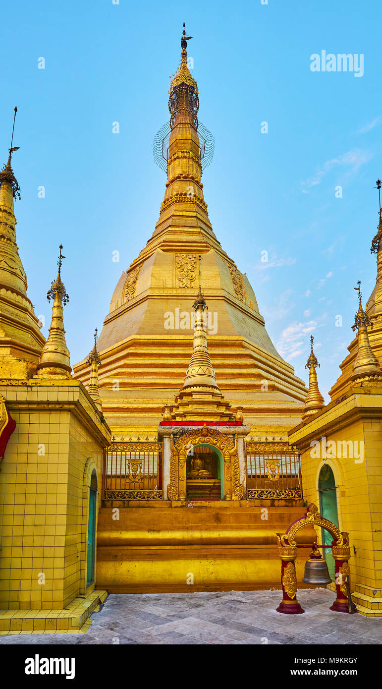 Die größte Stupa von Sule Paya, die Alte buddhistische Tempel, im Herzen der Innenstadt von Yangon, Myanmar. Stockfoto