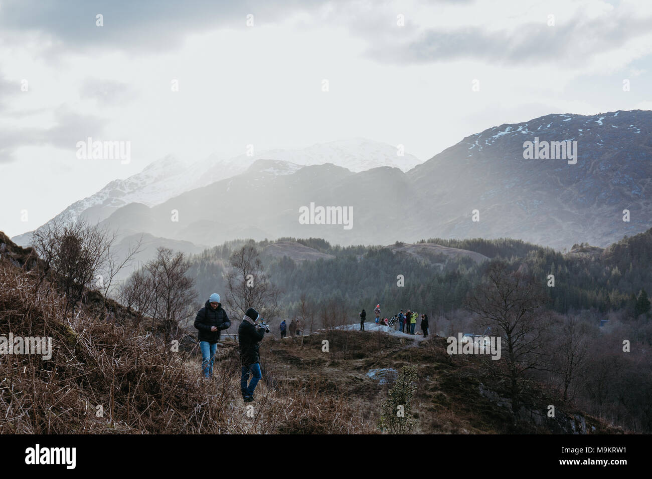 Menschen auf eine Aussichtsplattform in der Nähe von Glenfinnan Viaduct, Schottland. Der Viadukt ist in zwei Harry Potter Filme mit hogwards Express vorhanden. Stockfoto