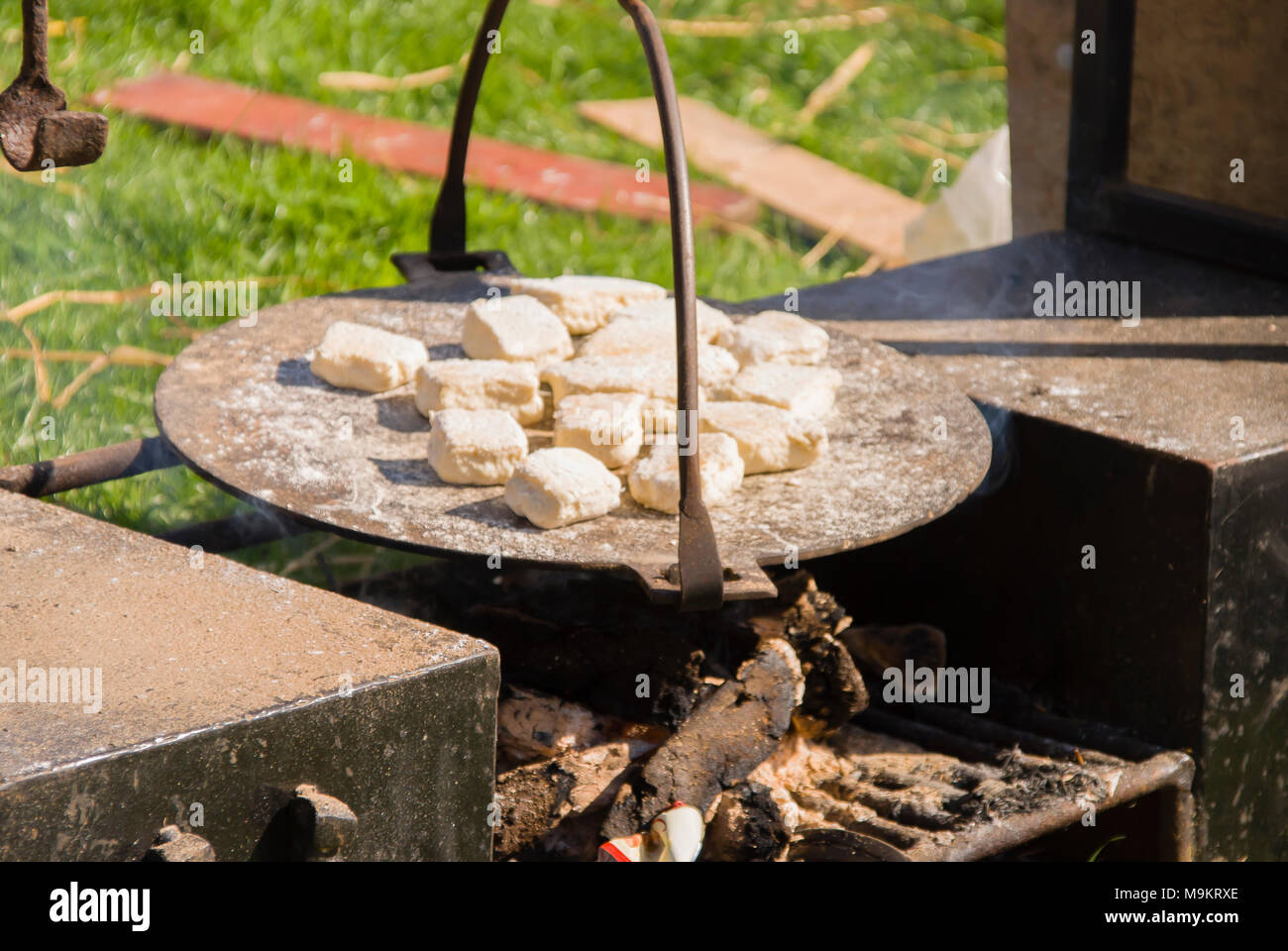 Traditionelle Bratpfanne kochen Irish Soda Brot aus dem Holzofen. Stockfoto