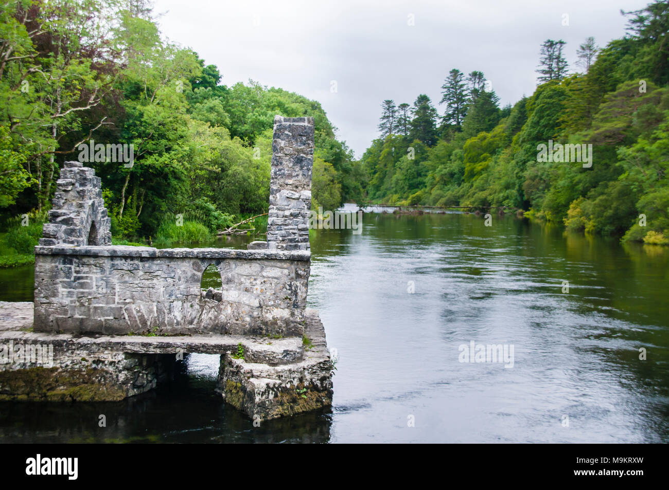 Der mittelalterliche Mönch Haus am Fluss Cong, County Mayo, Irland Stockfoto