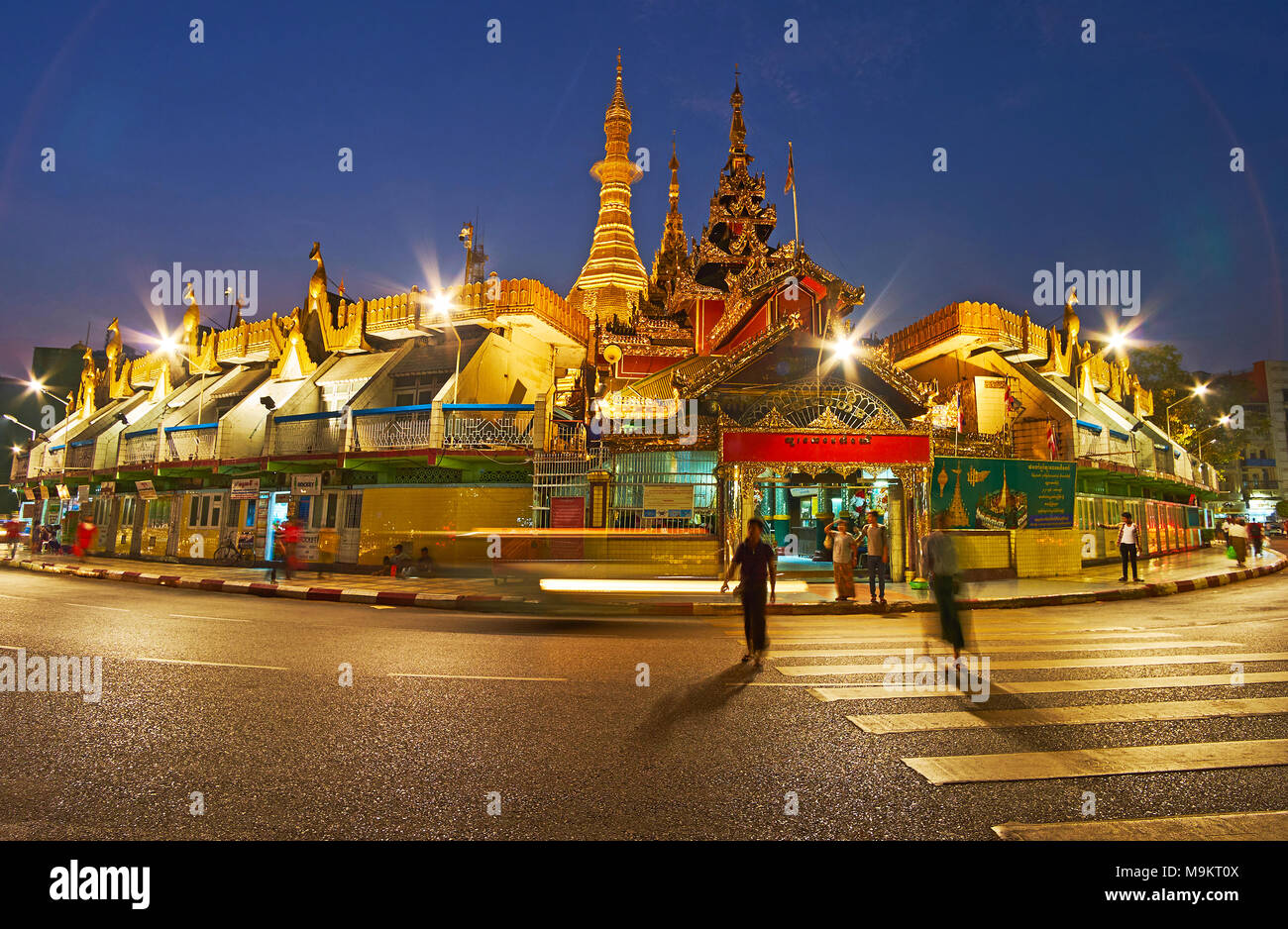 YANGON, MYANMAR - Februar 14, 2018: Die abendlichen Spaziergang entlang der Maha Bandula Road an der Sule Pagode, in der Innenstadt, am 14. Februar in Yangon. Stockfoto