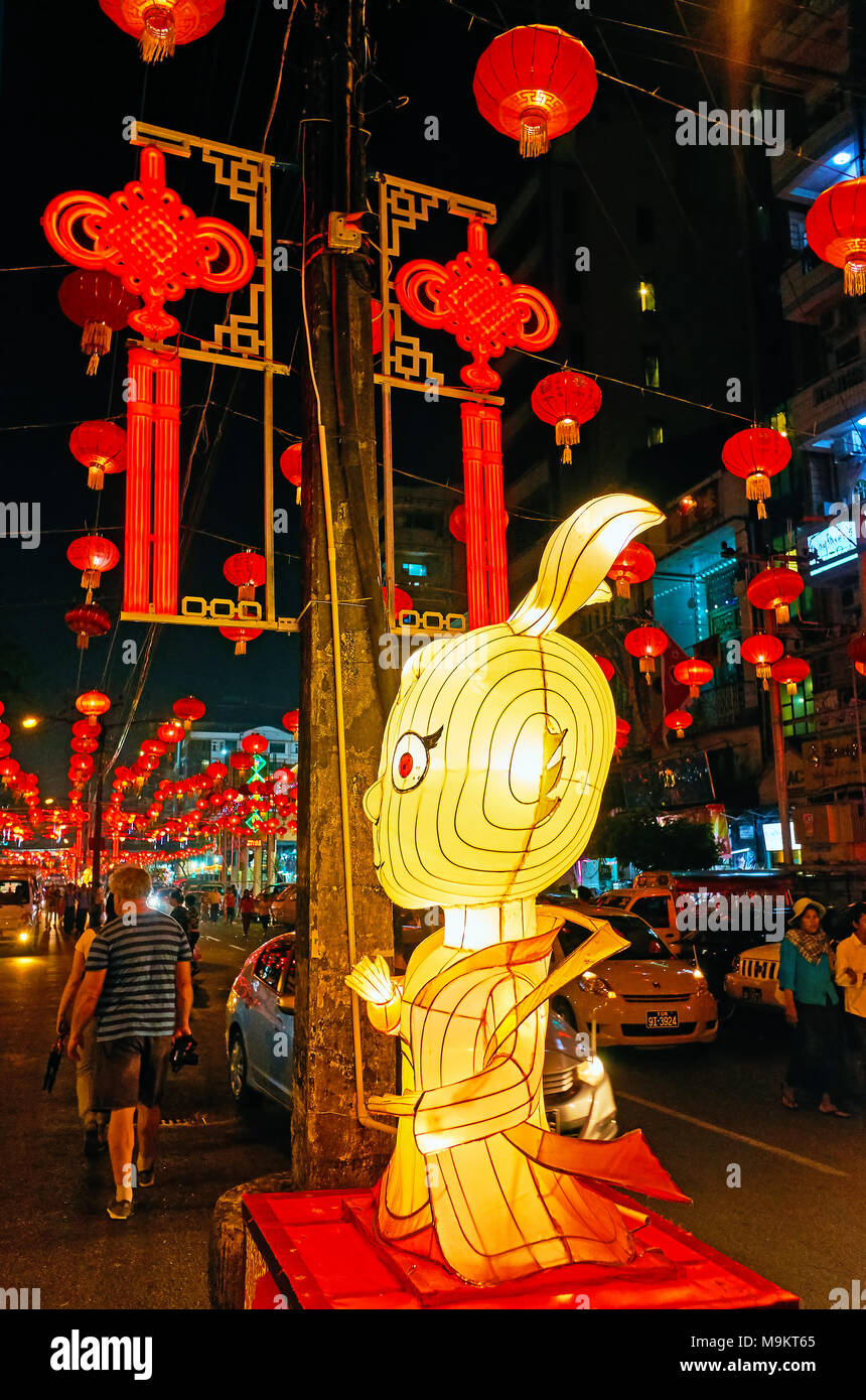 Die wunderschönen bunten Lampions Straßen der Stadt schmücken beim Frühlingsfest (Chinesisches Neujahr) Feier, Chinatown, Yangon, Myanmar. Stockfoto