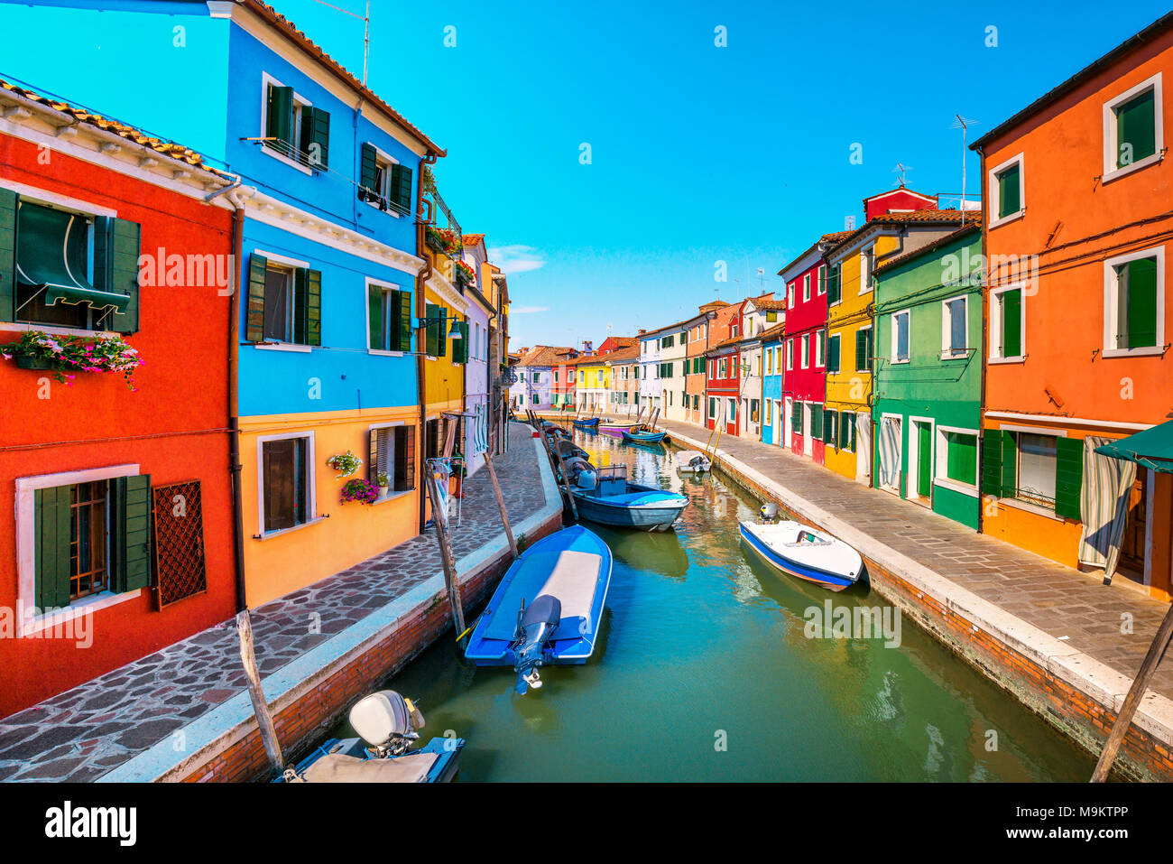 Wahrzeichen von Venedig, Burano Insel Kanal, bunte Häuser und Boote, Italien. Europa Stockfoto