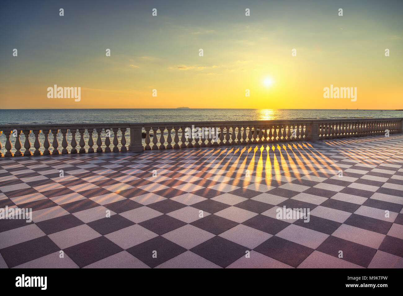 Die Terrazza Mascagni Terrasse Belvedere Meer atr Sonnenuntergang, schwarz-weiß Schachbrettmuster. Livorno Toskana Italien Europa. Stockfoto