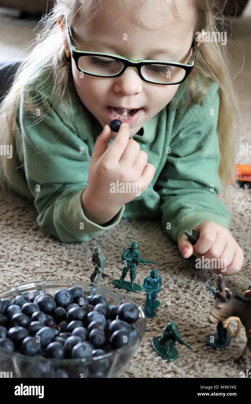 Blueberry Snack während Spielen Stockfoto