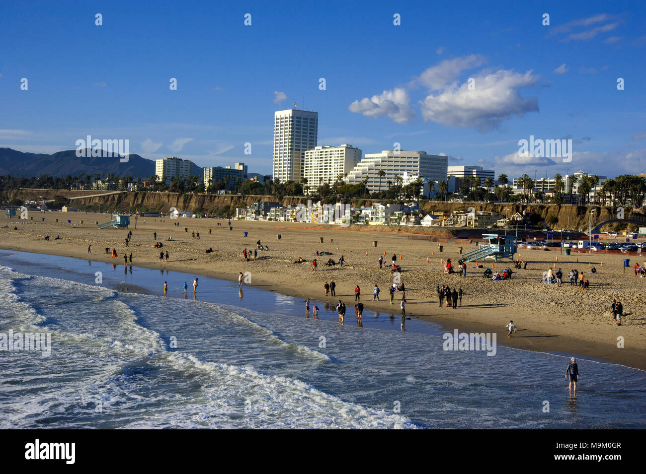 Santa Monica Beach und der Innenstadt von der Mole aus gesehen, Los Angeles, Kalifornien Stockfoto
