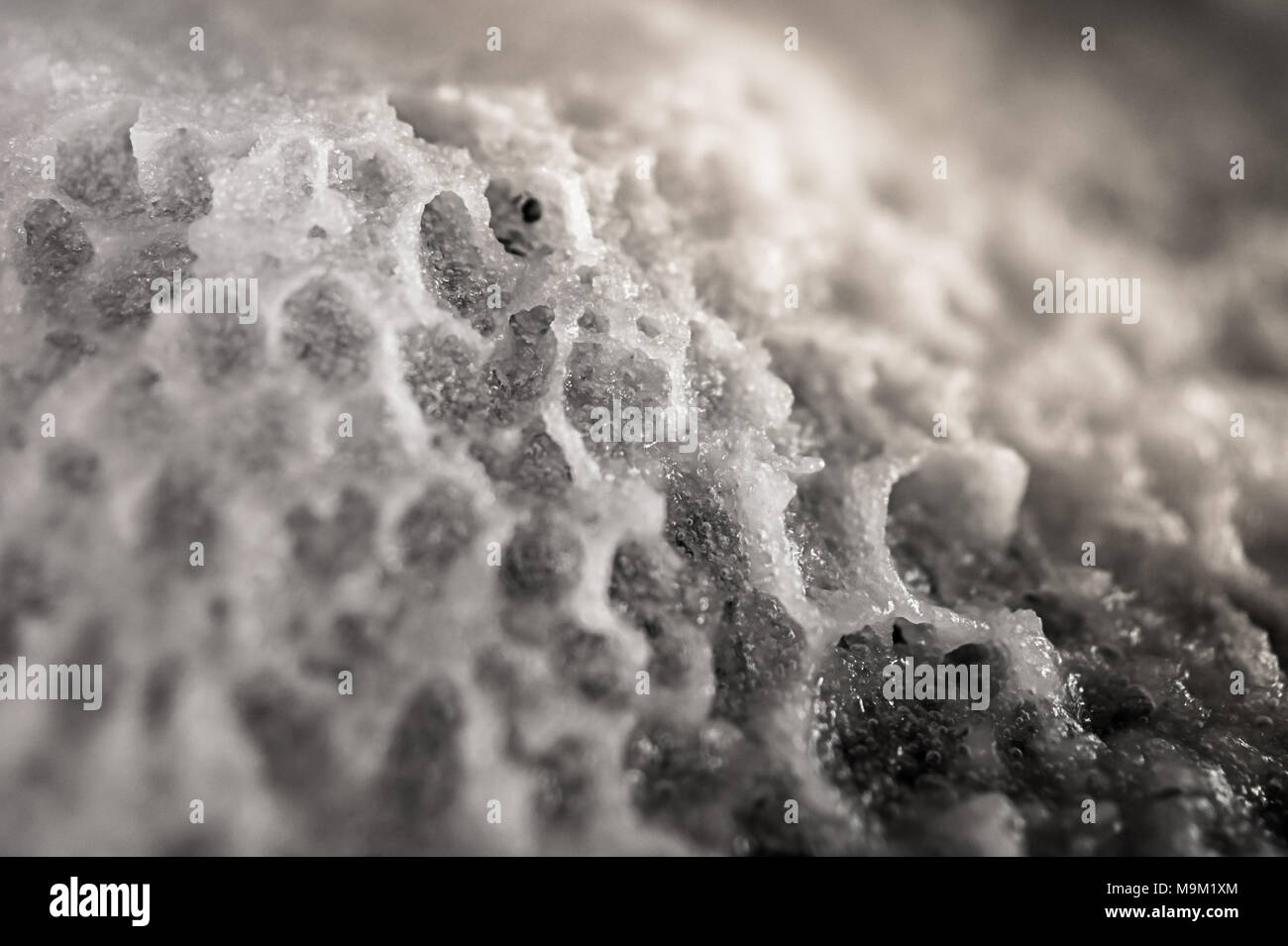 Abstrakte außerirdische Landschaft. Natron; Essig chemische Reaktion Produkt, Natriumacetat, heißes Eis. Stockfoto