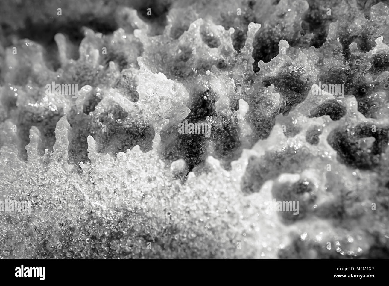 Abstrakte außerirdische Landschaft. Natron; Essig chemische Reaktion Produkt, Natriumacetat, heißes Eis. Stockfoto