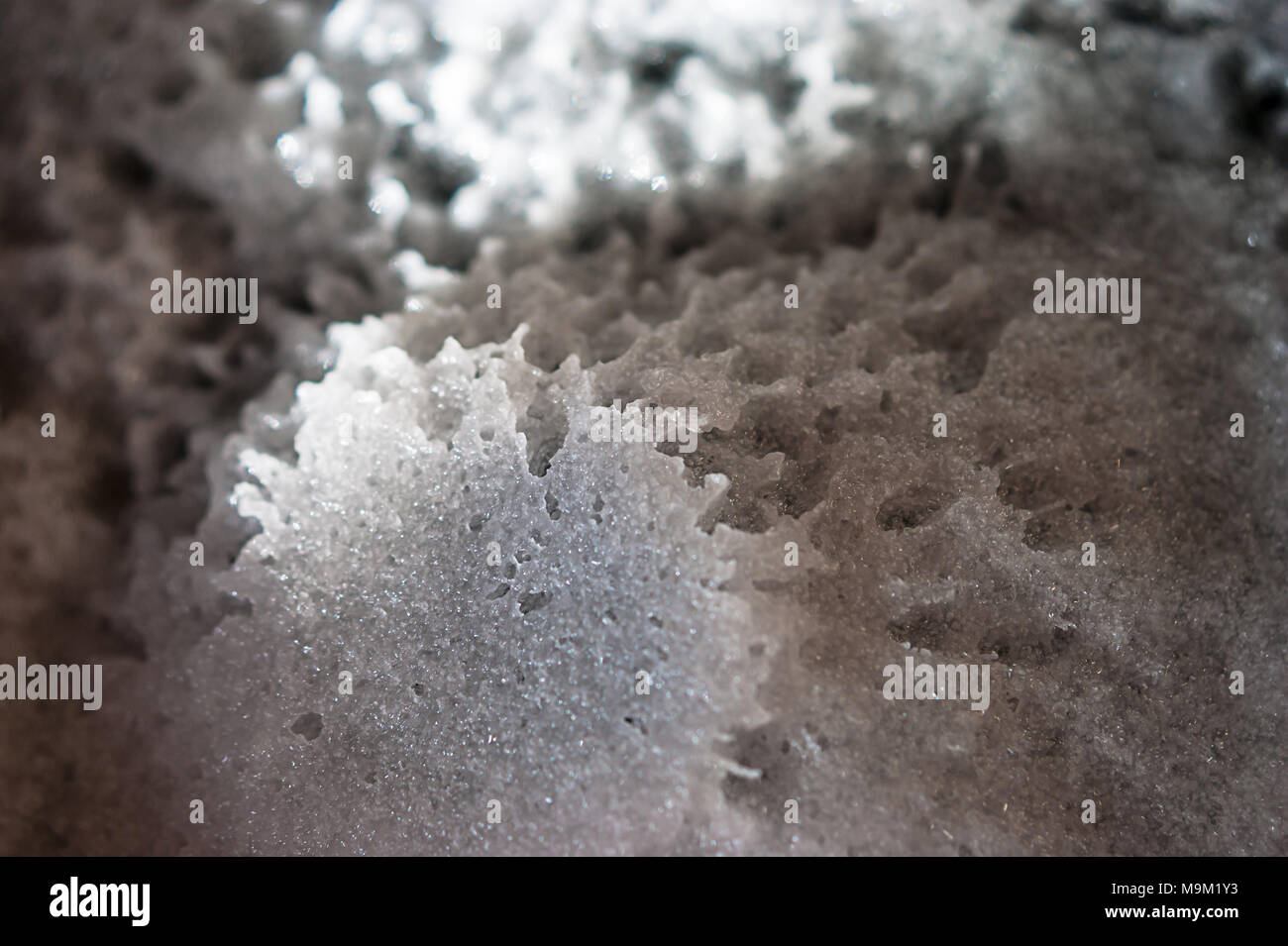 Abstrakte außerirdische Landschaft. Natron; Essig chemische Reaktion Produkt, Natriumacetat, heißes Eis. Stockfoto