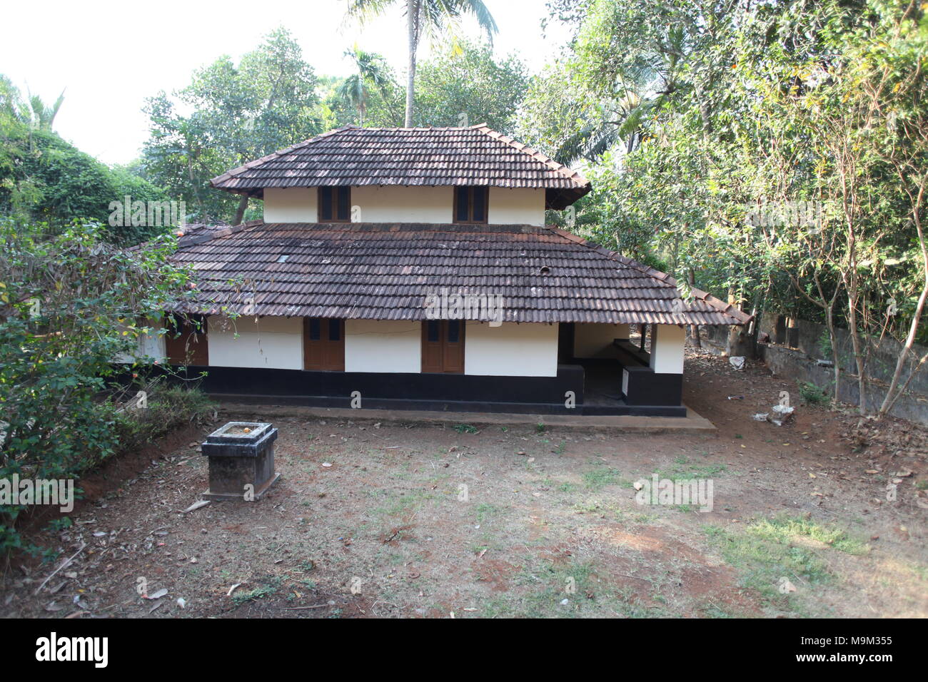 Traditionelle kerala Häuser mit 2 bis 3-stöckigen, Ziegeldach, in einem Dorf mit viel Grün Stockfoto