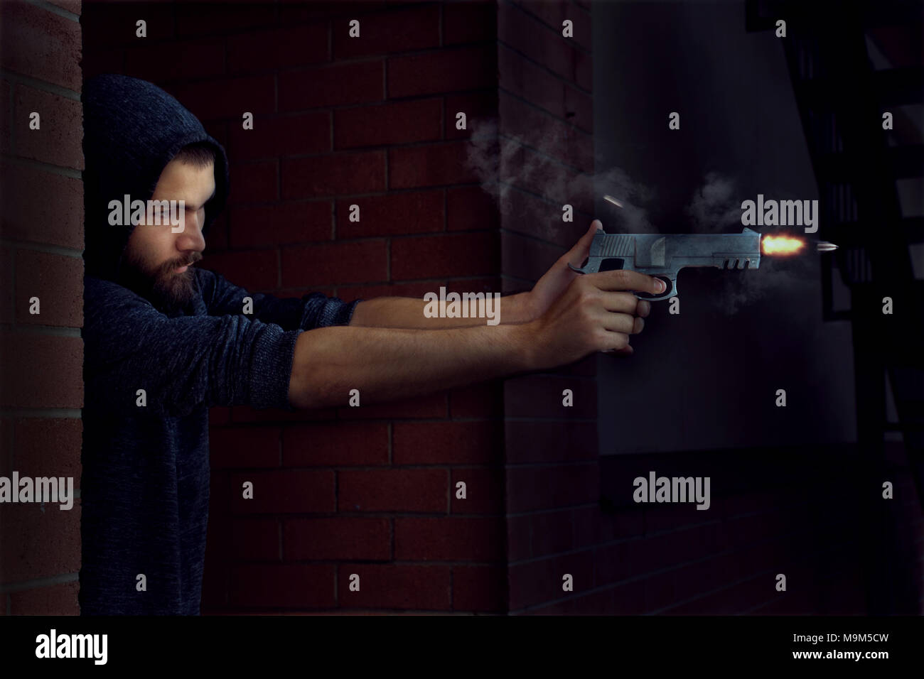 Vermummte Kriminelle in einem dunklen Backstein Gasse Brände eine Pistole mit Beschleunigung bullet Verlassen der Kammer mit Rauch und Mündungsfeuer Stockfoto