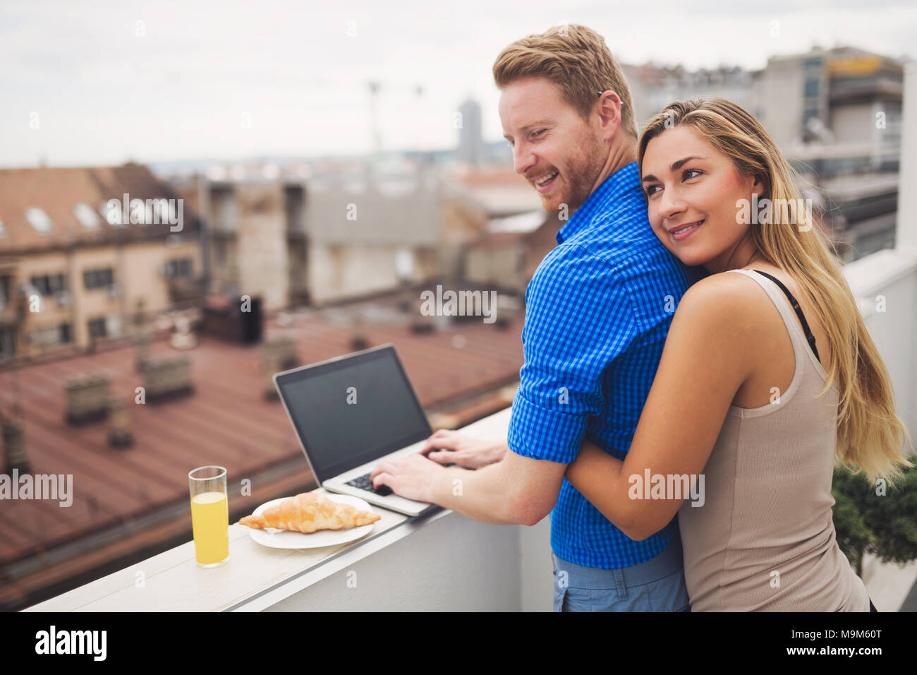 Paar umarmen im Freien in Gebäude Stockfoto