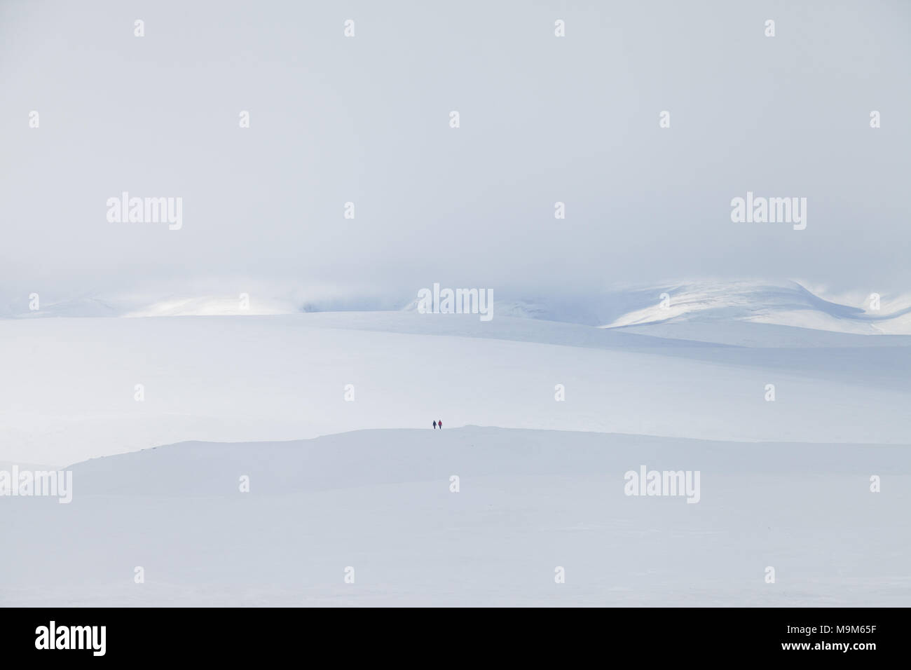 Die beiden Punkte in einer riesigen Landschaft sind zwei Menschen wandern im Glen Clova Schottland. Stockfoto