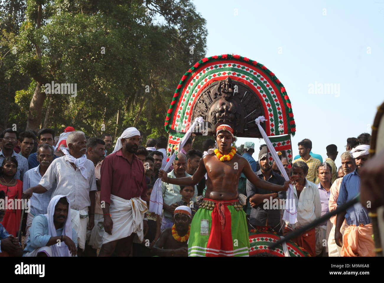 Bilder, die während eines Tempels Festival in der Nähe von thrissur, mit puthan Thira, Gesichtspflege Make up, Rituale Stockfoto