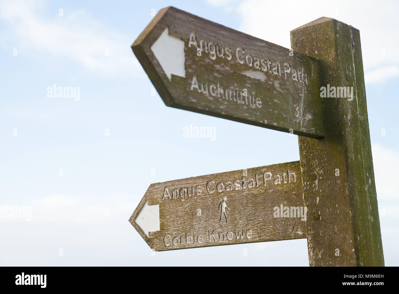 Ein hölzernes Schild für die Angus Coastal Path Stockfoto