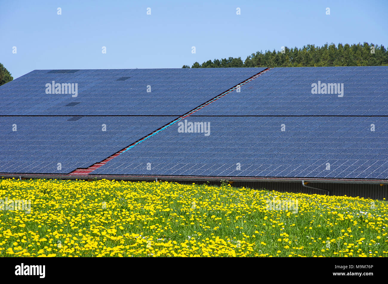 Solarzellen auf Dächer bieten alternative, erneuerbare und Solarenergie. Stockfoto