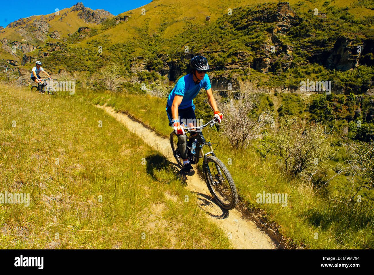 Mountainbiker absteigend das Pack Track im Skippers Canyon in der Nähe von Queenstown, Neuseeland Stockfoto