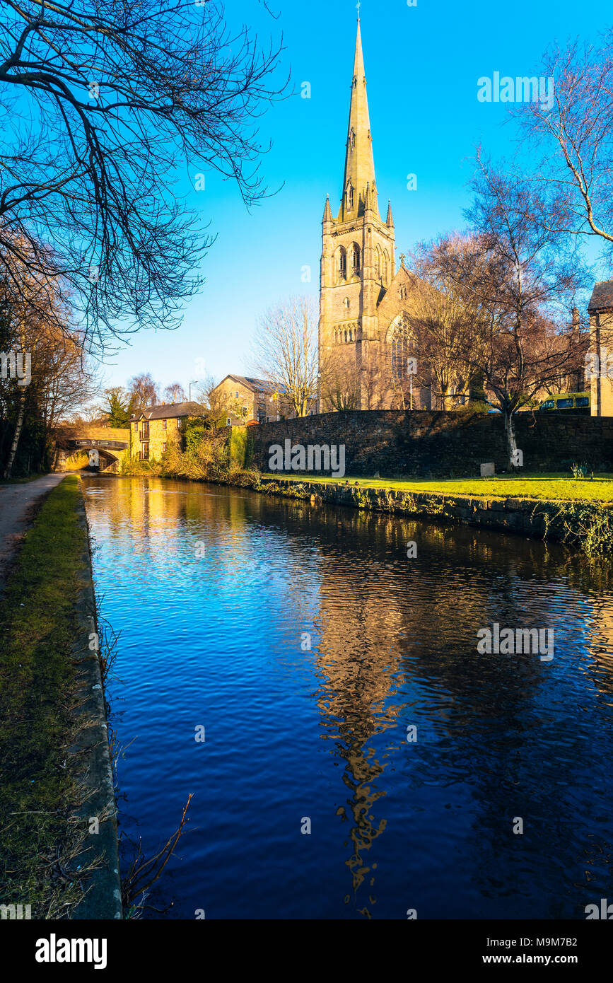 Das Lancaster Canal in Lancaster England mit Blick in Richtung St. Peter Römisch-katholische Kathedrale Stockfoto