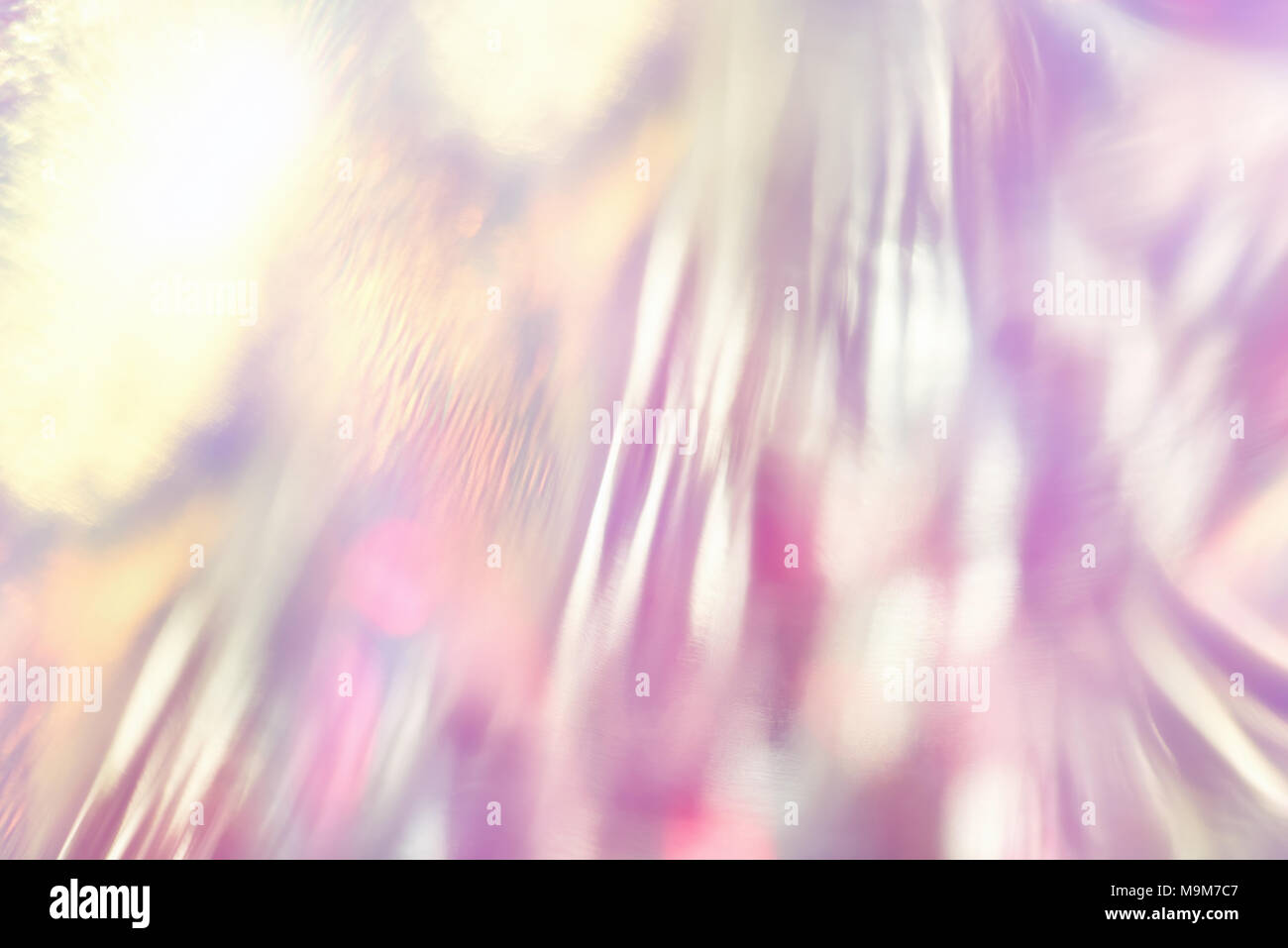 Abstrakte fancy lebendige holografische Folie Hintergrund mit glänzend schimmernde Reflektionen und glitzernden bokeh Lichteffekt. Stockfoto