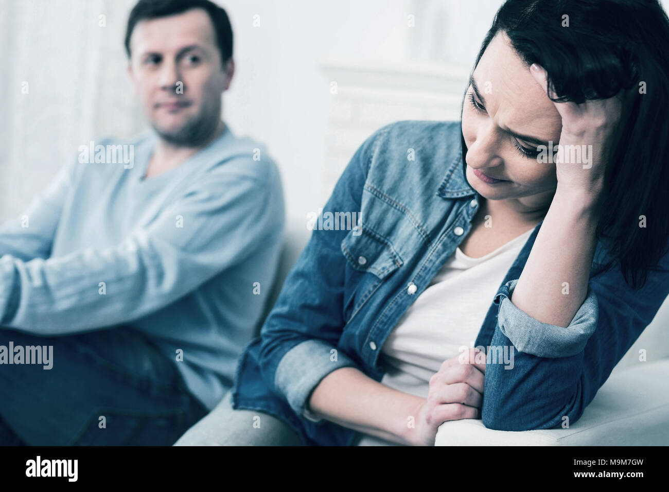 Besorgt brunette Gefühl unglücklich in der Familie Stockfoto