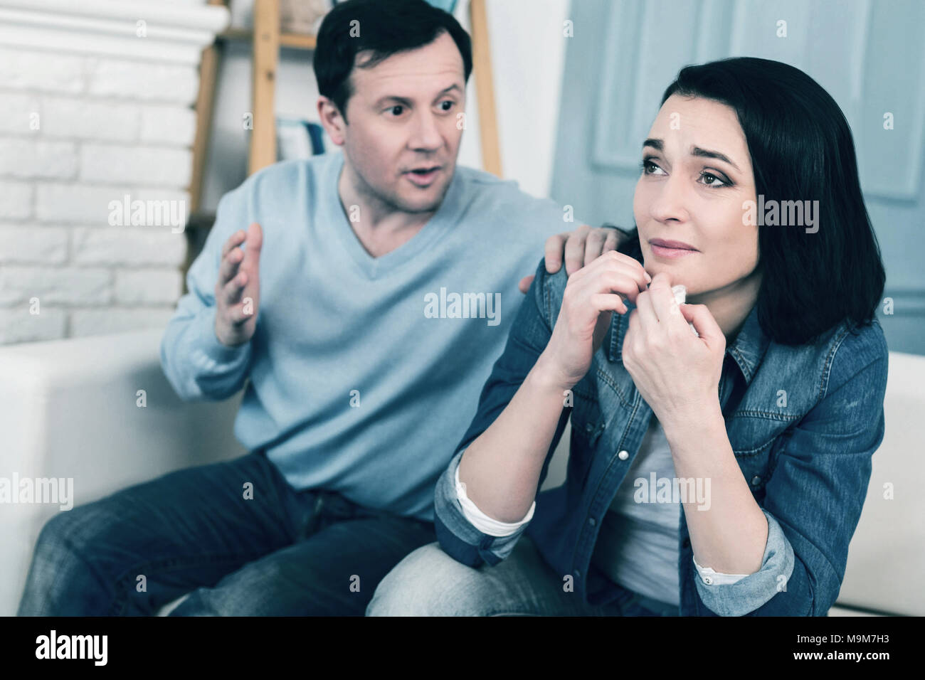 Verärgert Frau träumt über große Familie Stockfoto