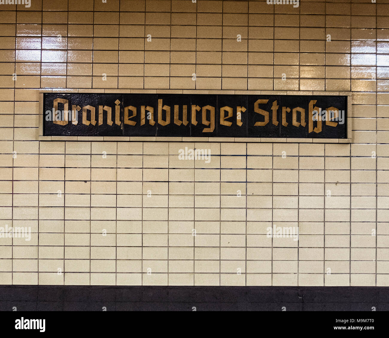 Belin-Mitte, Oranienburger S-Bahn station Interieur mit Namen der Station an den cremefarbenen Fliesen- wand Stockfoto