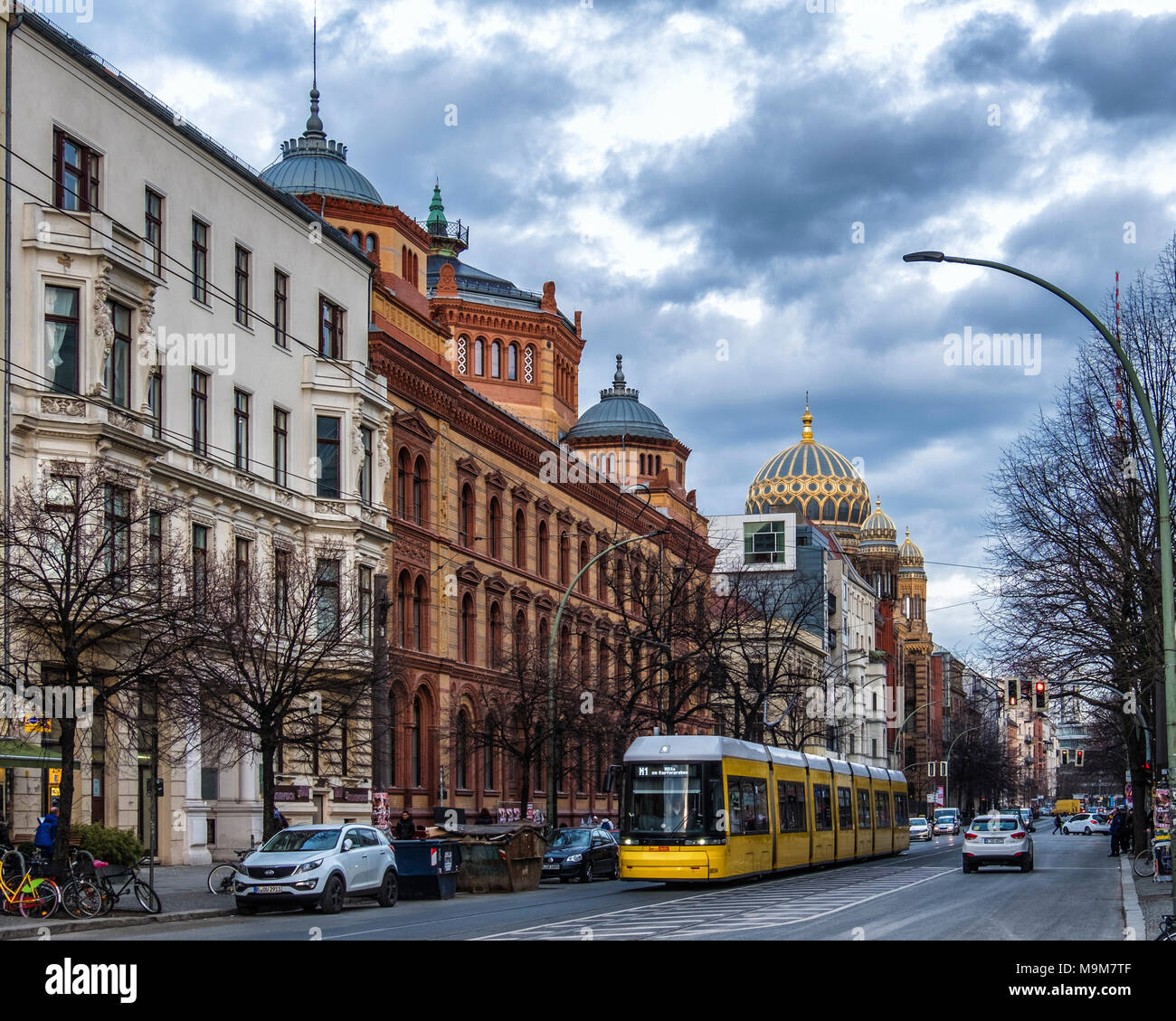 Berlin-Mitte, Oraninienburger Straße street view von alten historischen Gebäuden. Außen & Fassade aus Backstein Post und Jüdische Synagoge mit grünen Kuppel Stockfoto
