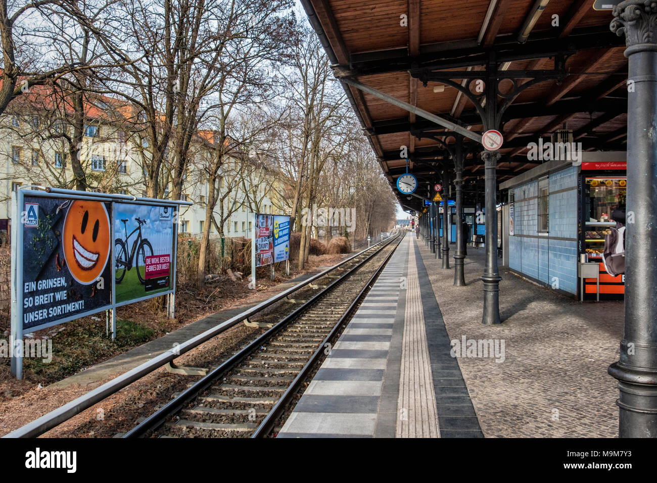 Berlin-Schöneberg. Friedenau S-Bahn Linie S1 dient. Überdachte gepflasterten Plattform und die Bahn Stockfoto