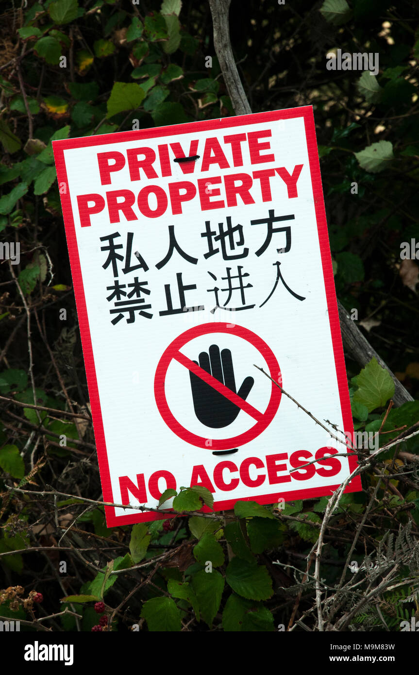 Zweisprachig Chinesisch-englisch Privateigentum Hinweise auf Bruny Island, Tasmanien, Australien Stockfoto