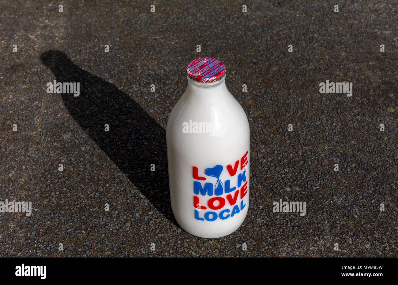 Glas Milch Flaschen. Liebe Milch Liebe lokale Lieferung Stockfotografie -  Alamy