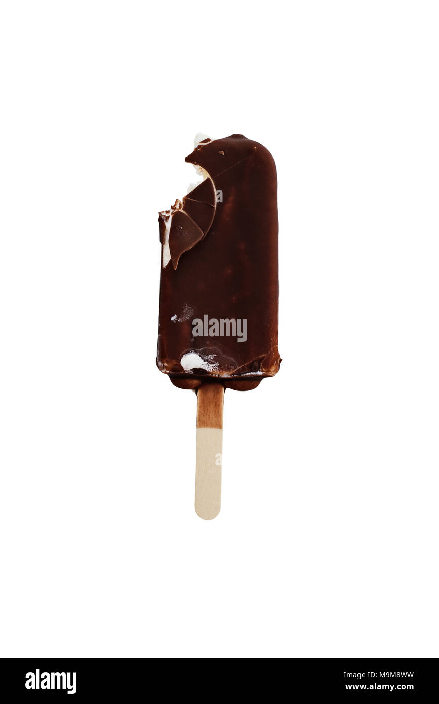 Gebissen Schokolade Vanille Eis Bar auf einen hölzernen Stock über einem weißen Hintergrund. Beschneidungspfad enthalten. Stockfoto
